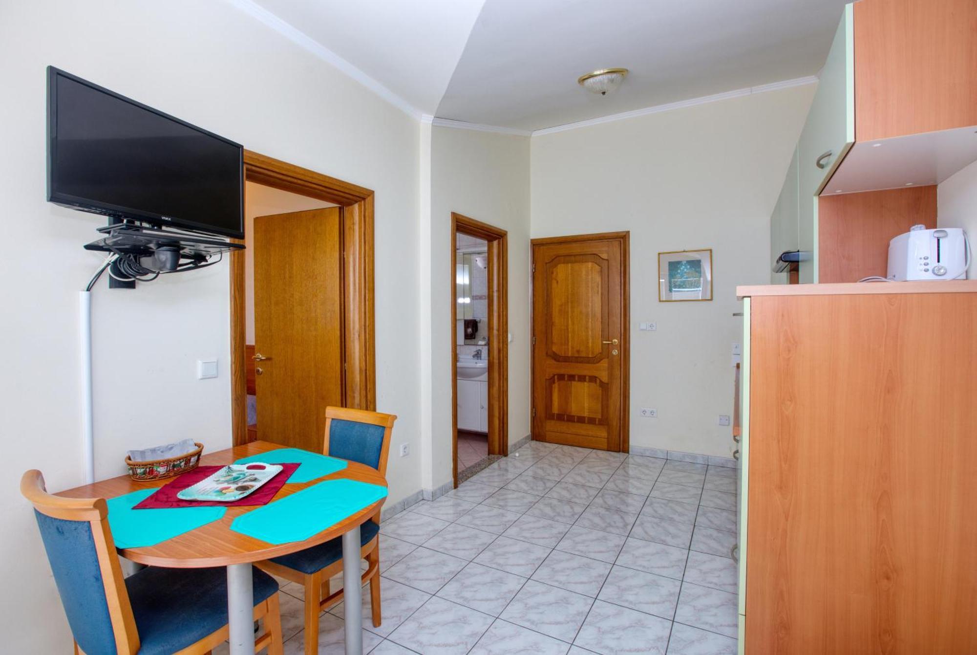 Family Friendly Seaside Apartments Brodarica, Sibenik - 15270 Bilik gambar