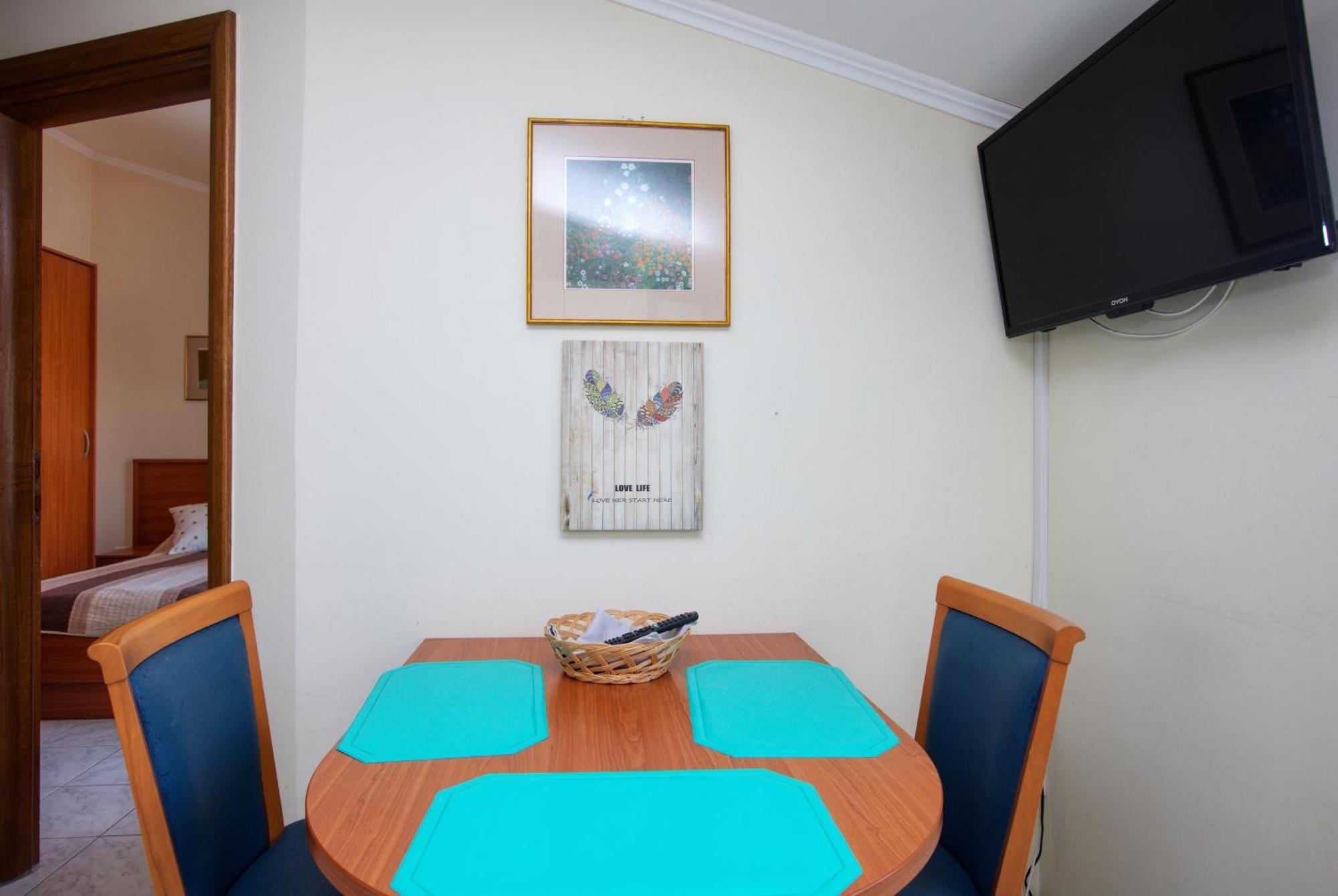 Family Friendly Seaside Apartments Brodarica, Sibenik - 15270 Bilik gambar