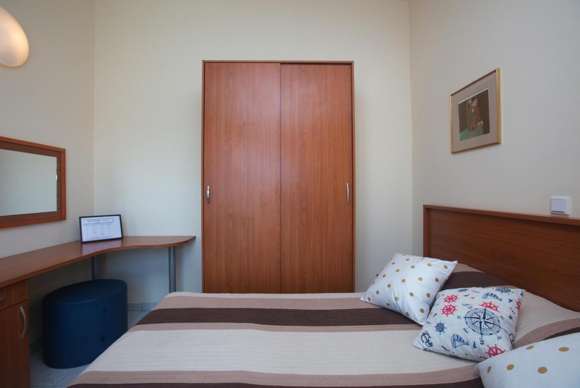Family Friendly Seaside Apartments Brodarica, Sibenik - 15270 Bilik gambar