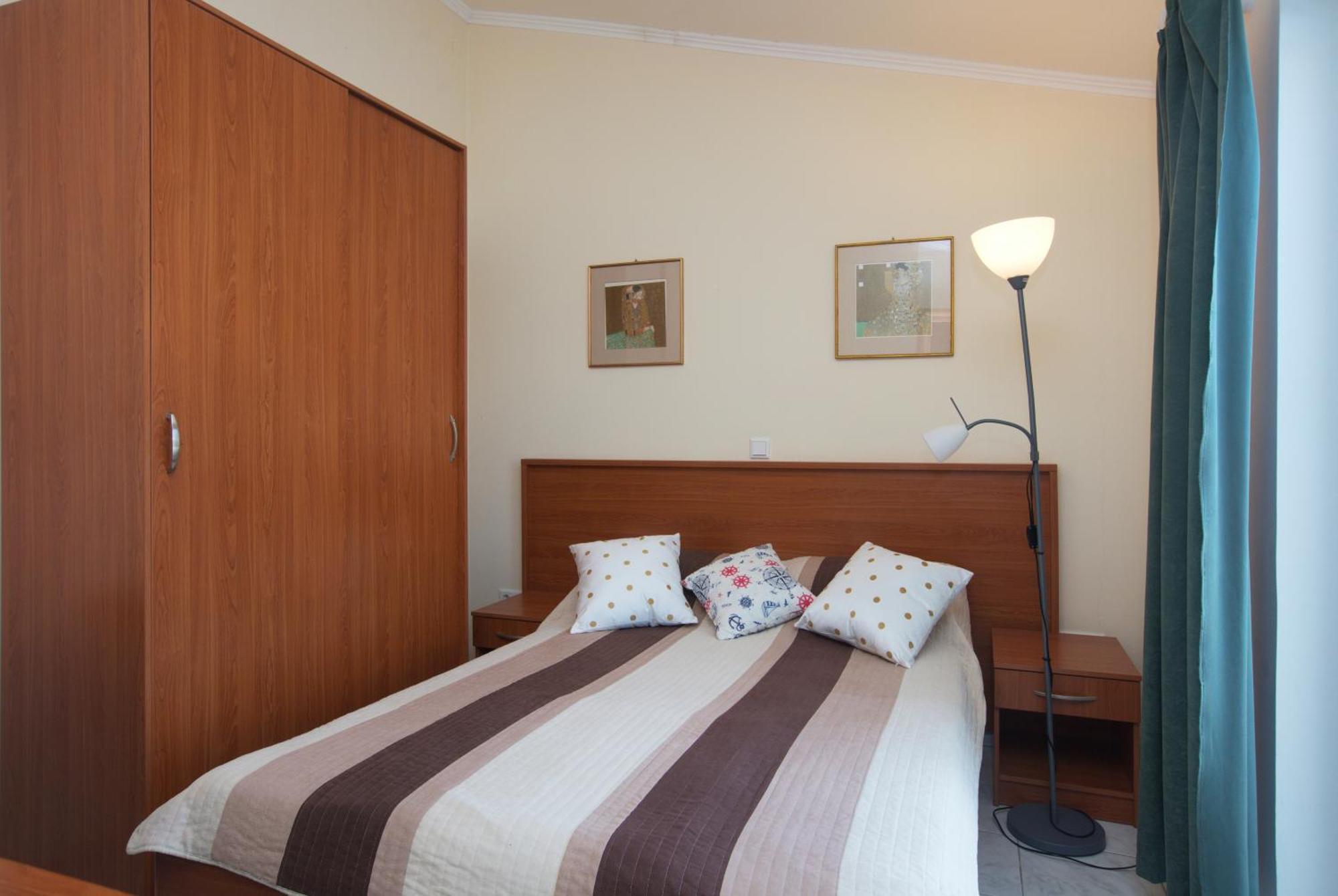 Family Friendly Seaside Apartments Brodarica, Sibenik - 15270 Bilik gambar