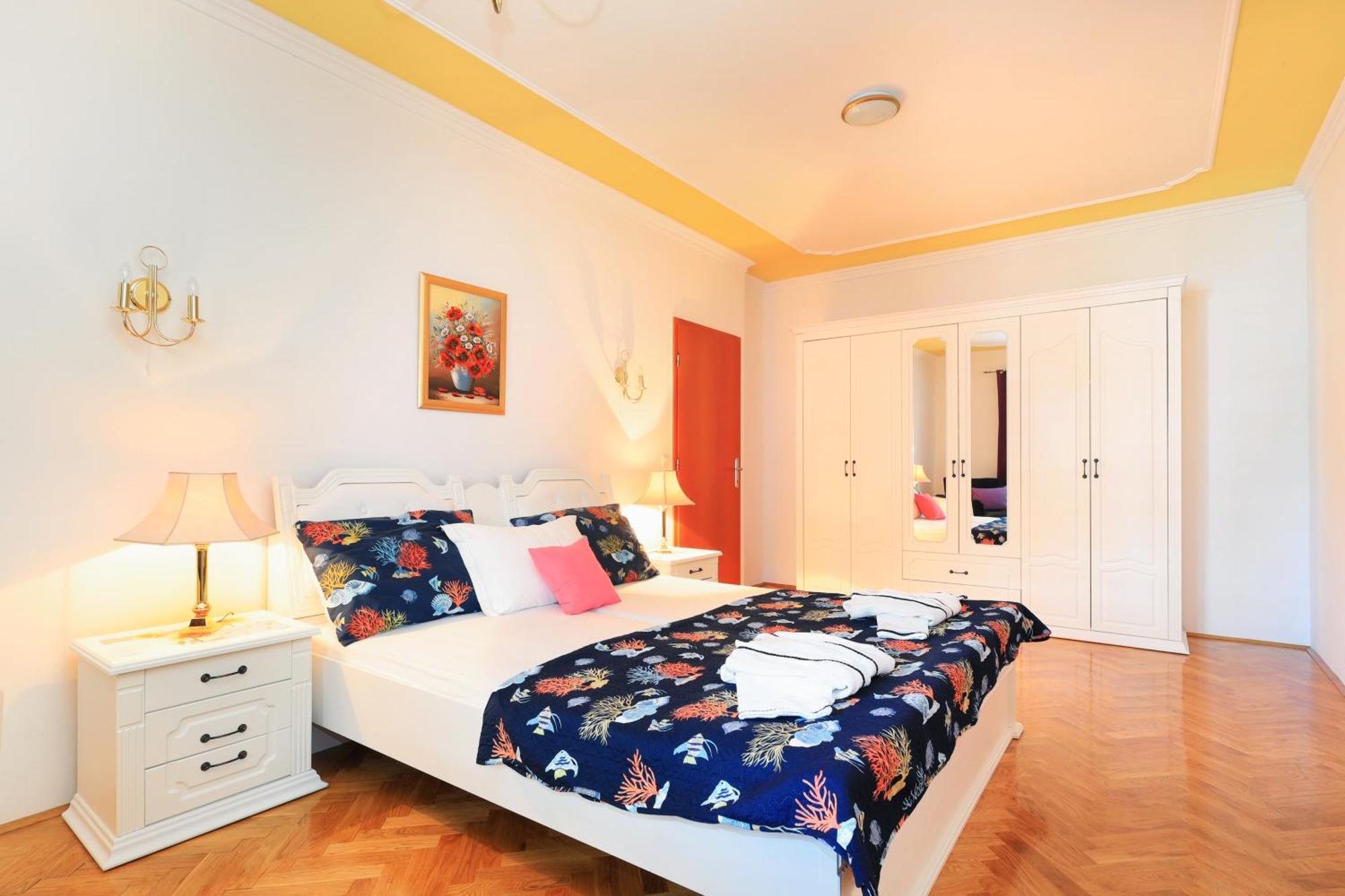 Family Friendly Seaside Apartments Brodarica, Sibenik - 15270 Bilik gambar