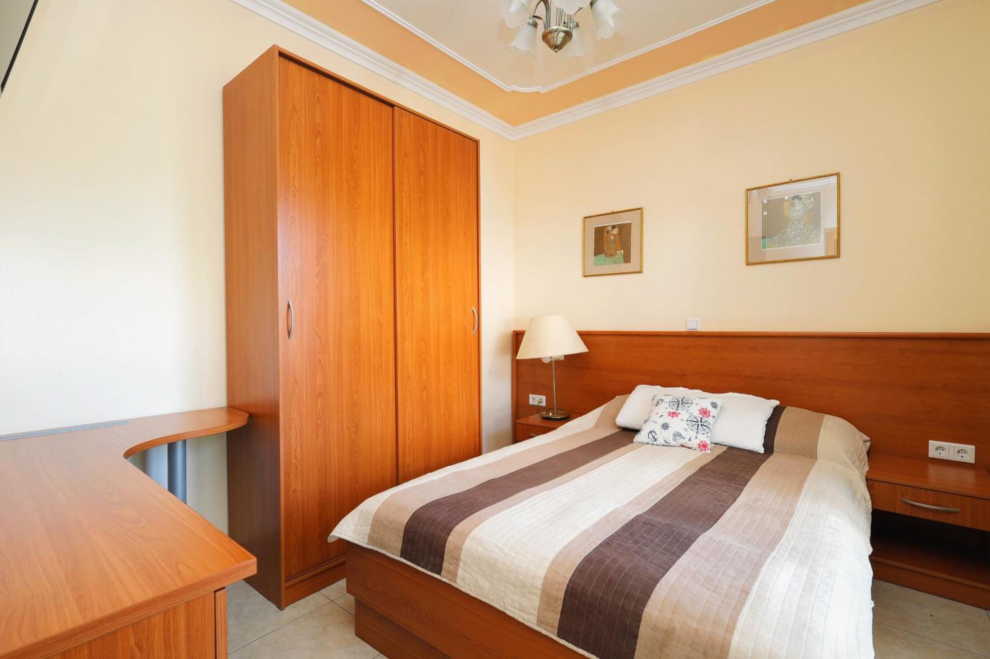 Family Friendly Seaside Apartments Brodarica, Sibenik - 15270 Bilik gambar