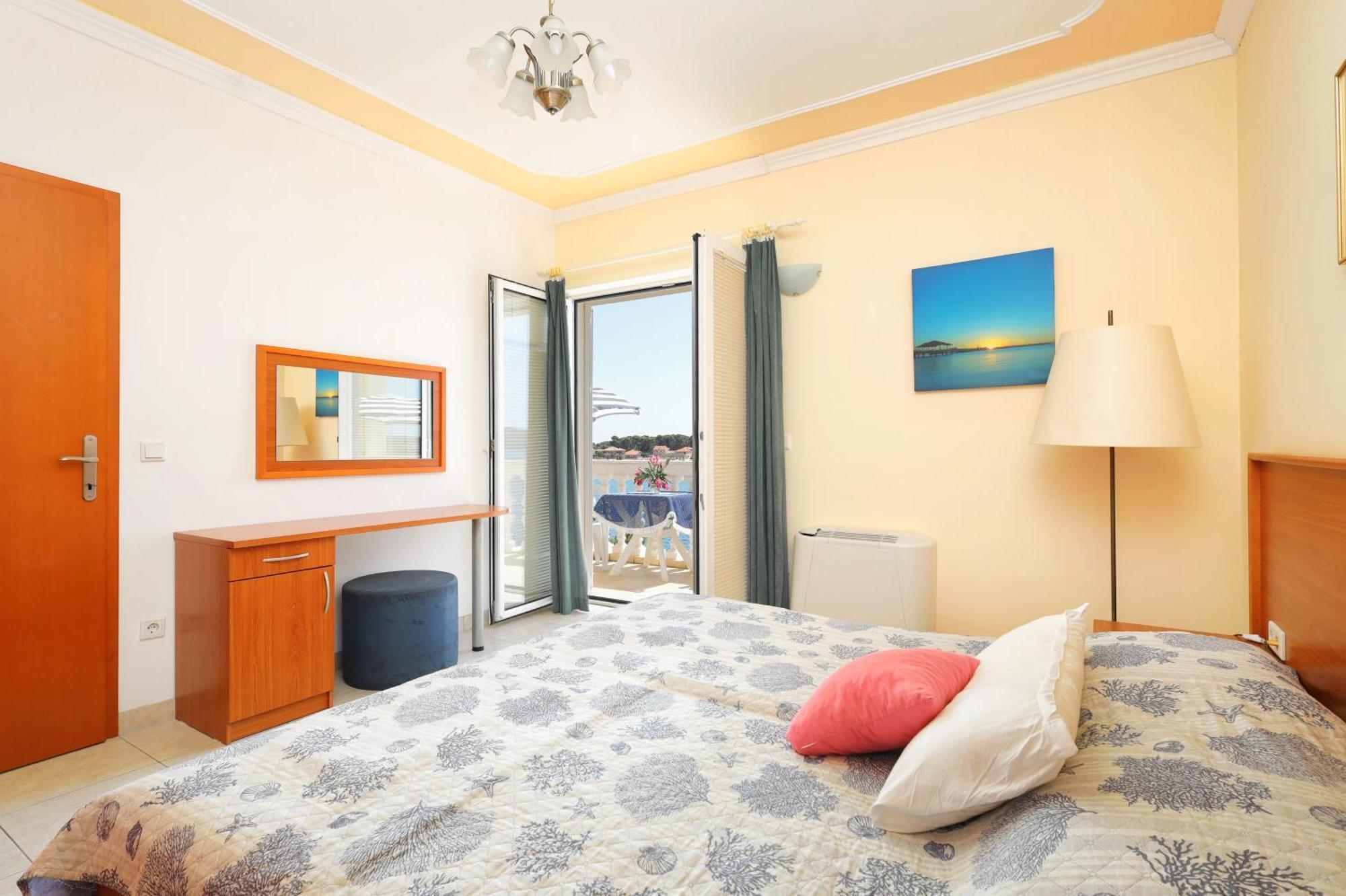 Family Friendly Seaside Apartments Brodarica, Sibenik - 15270 Bilik gambar