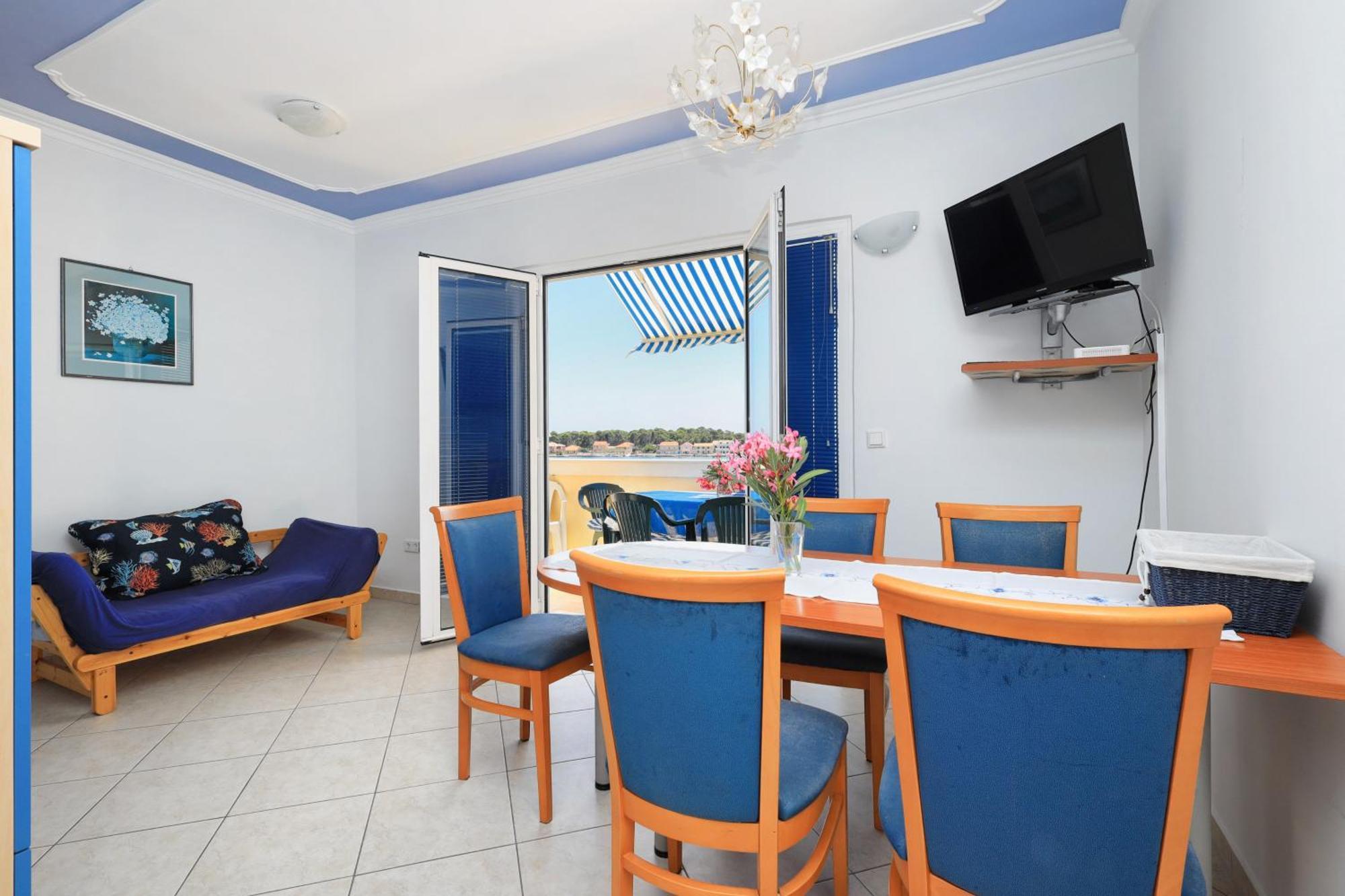 Family Friendly Seaside Apartments Brodarica, Sibenik - 15270 Bilik gambar