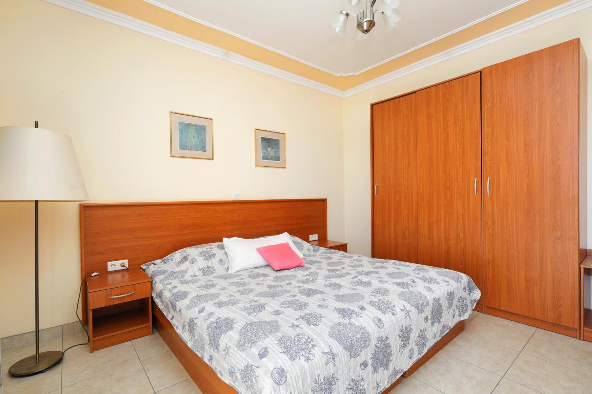 Family Friendly Seaside Apartments Brodarica, Sibenik - 15270 Bilik gambar